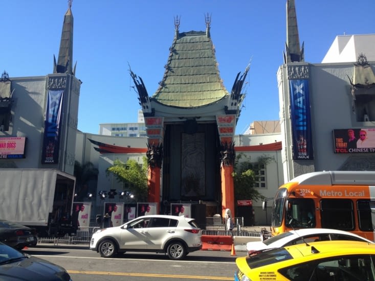 Le Chinese theater sur Hollywood boulevard, déserté par les sosies d'acteurs costumės, avant première oblige
