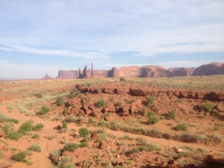 Même si je ne les ai pas sur ces photos, on peut voir des mobil-homes de Navajo au pied des Mesa :)