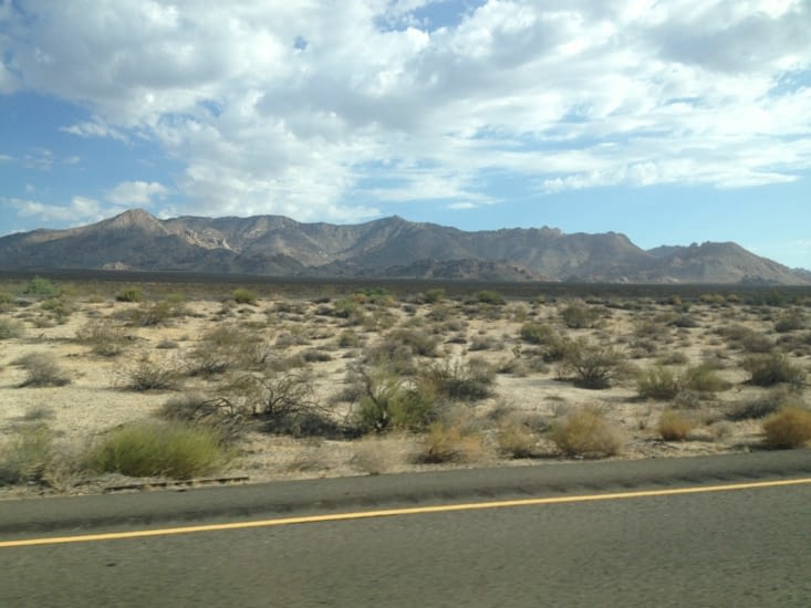 Sur la route, le désert de Mojave