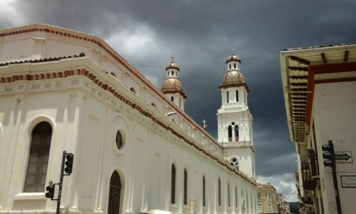 Ciel d'orage au dessus d'une des nombreuses églises du centre