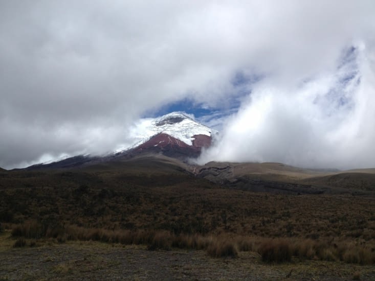 Première vue du Volcan Cotopaxi entre les nuages. Volcan actif de 5897m!