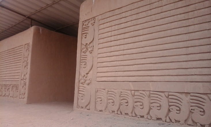 Bas relief représentant des loutres sur la place principale de la citadelle Tschudi (la seule ouverte au public)