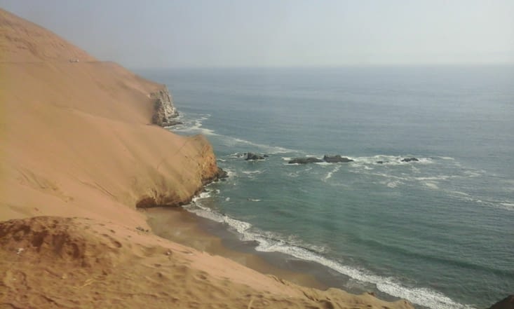 La côte au nord de Lima. Le désert qui se jette dans la mer, très chouette. Dommage qu'il y ait toujours ces plastiques en tous genres le long des routes...