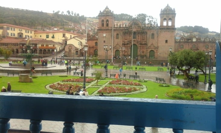 Comme dans toutes les villes touristiques du Pérou, ils mettent le pognon dans l'entretien des centres historiques. Du coup c'est tout beau tout propre. Ici la plaza de armas.