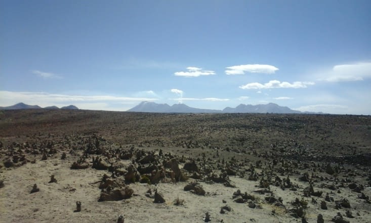 De gauche à droite : le volcan Ampato (6228m),  le volcan Sabancaya qui fume! (5976m) et le volcan Hualca Hualca (6025m)