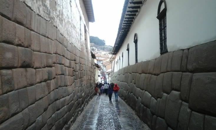 Murs incas dans les ruelles de la ville