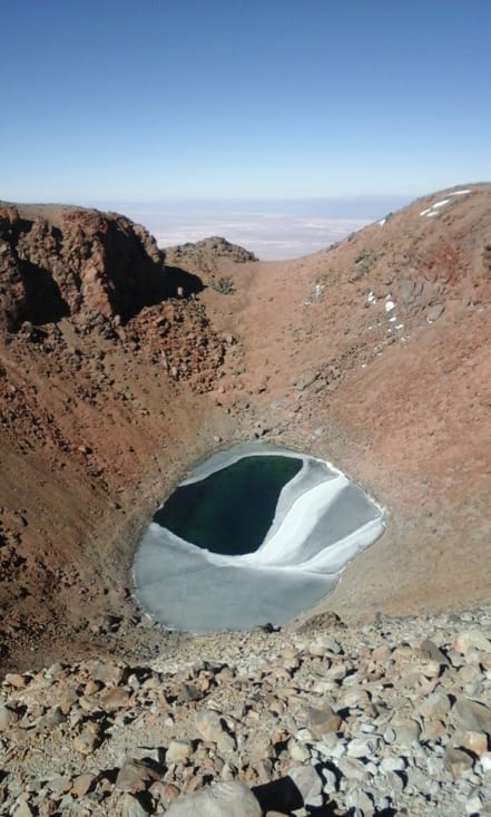 Mini cratère et mini lac en haut du volcan