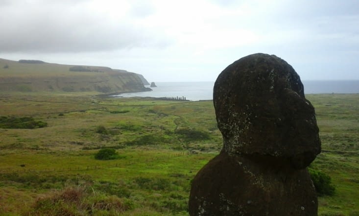 Vue sur l'Ahu Tongariki depuis le Moaï à genou de la carrière (seul Moaï representé à genou de toute l'île).