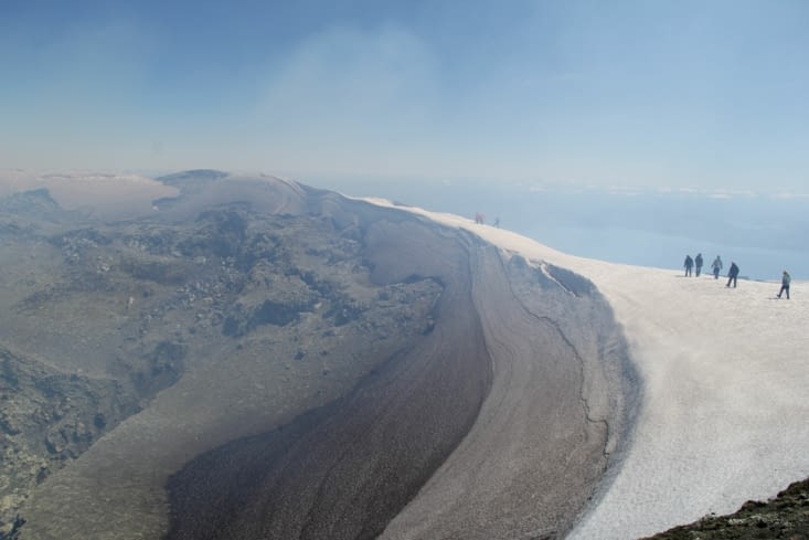 Le cratère du Villarrica. On ne peut y rester que quelques minutes notamment à cause des gaz toxiques (masques obligatoires)... un peu frustrant après 4 heures de montée dans la neige.