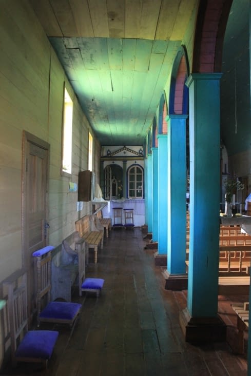 L'intérieur de l'église de Colo