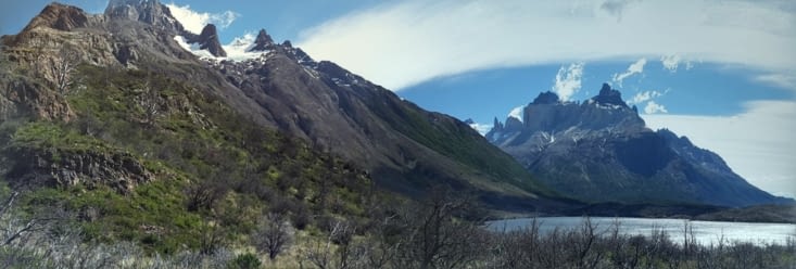 A gauche le Paine Grande, à droite los Cuernos, entre les deux la vallée Francés