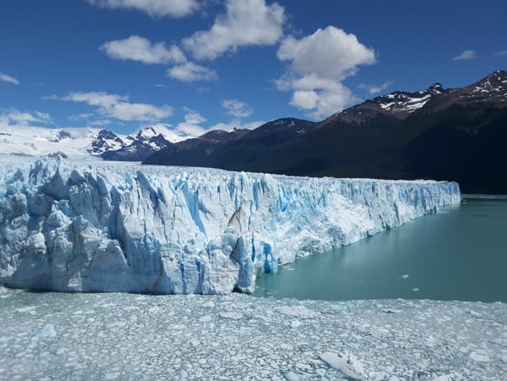 Activité numéro 1 au glacier : regarder et écouter tomber les blocs de glaces dans le lac