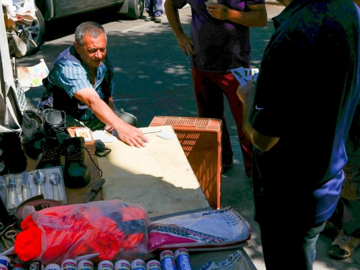 Ca joue aux cartes entre deux clients !