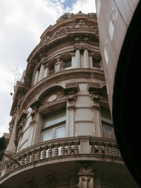 Dans le centre historique, quelques bâtiments de l'époque coloniale