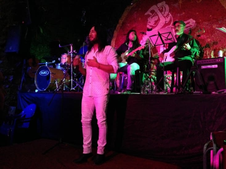 "Viens on va dans un bar écouter de la musique" !