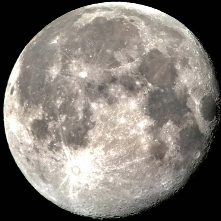 Observatoire Mamalluca - photo de la lune prise au travers d'un petit télescope