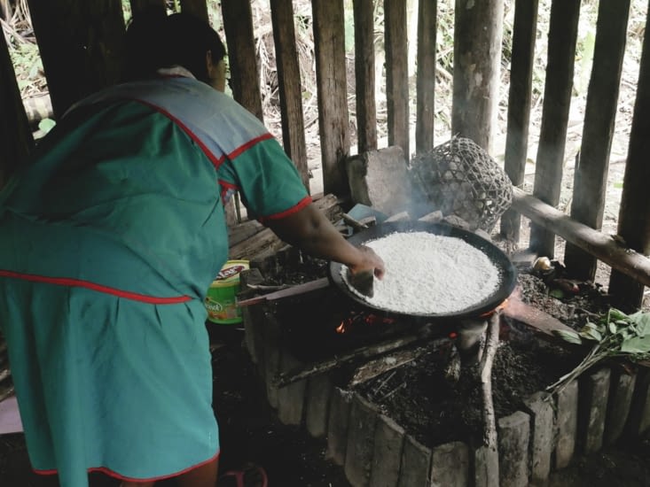 On apprend à faire des galettes de yucca (manioc), la base de leur alimentation !