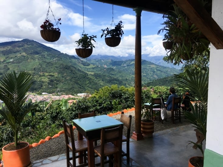 Un café haut perché qui nous offre une vue superbe sur le village et ses alentours !