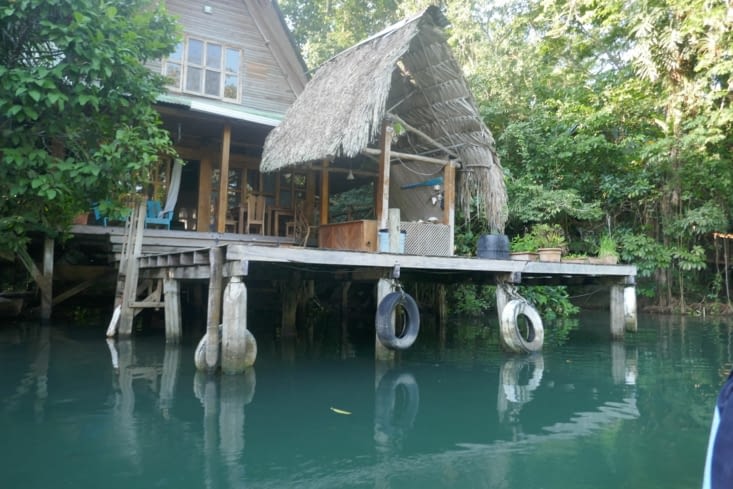 Contraste. On loge dans cette petite maison sur pilotis