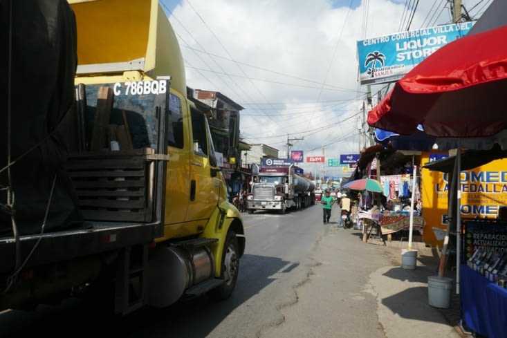 La rue principale de Rio Dulce, rien à voir avec la sérénité de Livingstone
