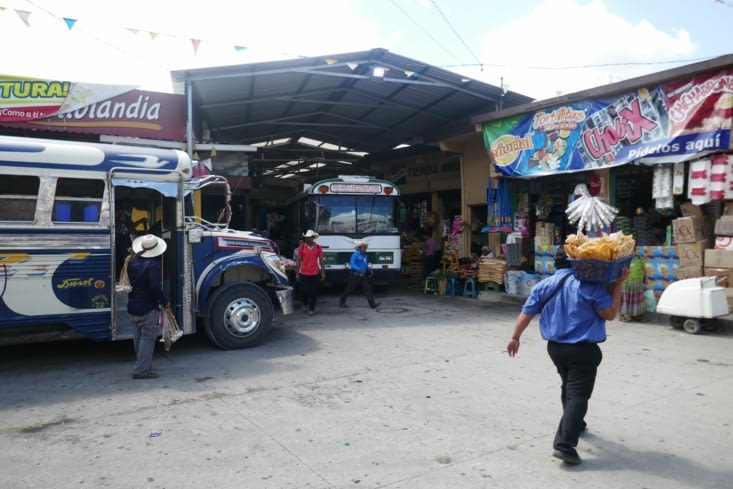 Oui, il est bien dans le marché couvert.