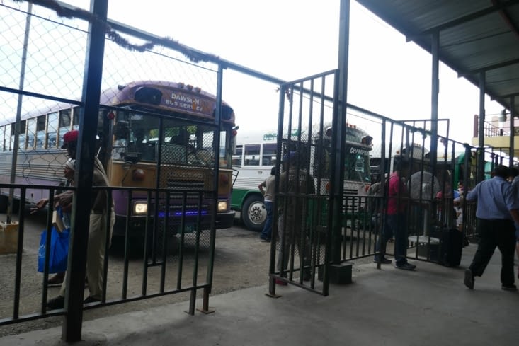 Pourquoi laissent ils leur moteur en marche? Bruit, odeur de gaz d'échappement.