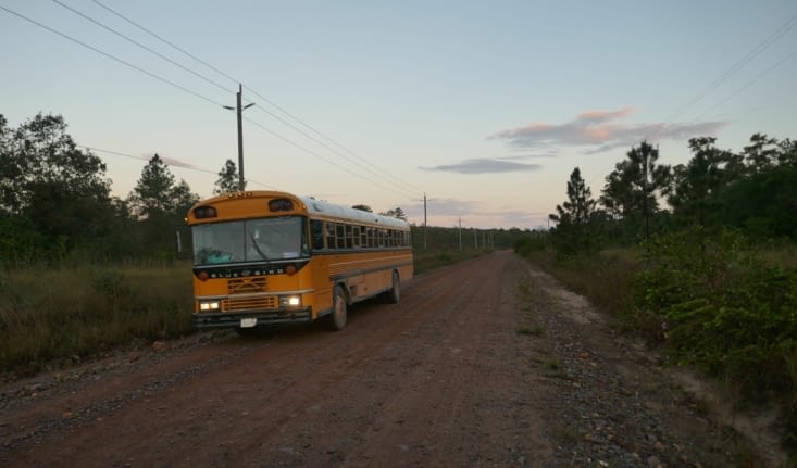 Presque personne, on croise un bus scolaire, quelques vélos et 2 camions en 2 heures