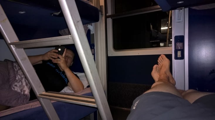 Paris - Gare d'Austerlitz : nous avons pris possession de nos couchettes. Le train est plein. Boules Quiès obligatoires !