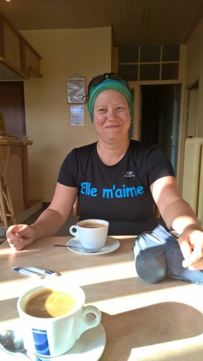 Pommevic : nous avons fait tamponner nos "credencial",  le ravitaillement est dans le sac à dos, il ne manque plus qu'un  petit café avant de partir...