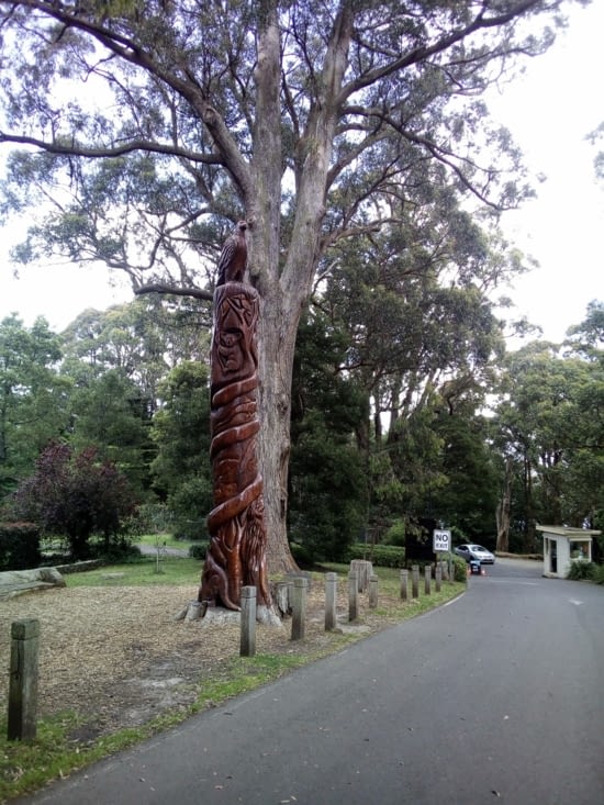 Un totem (tronc gravé) avec tous les animaux de la région