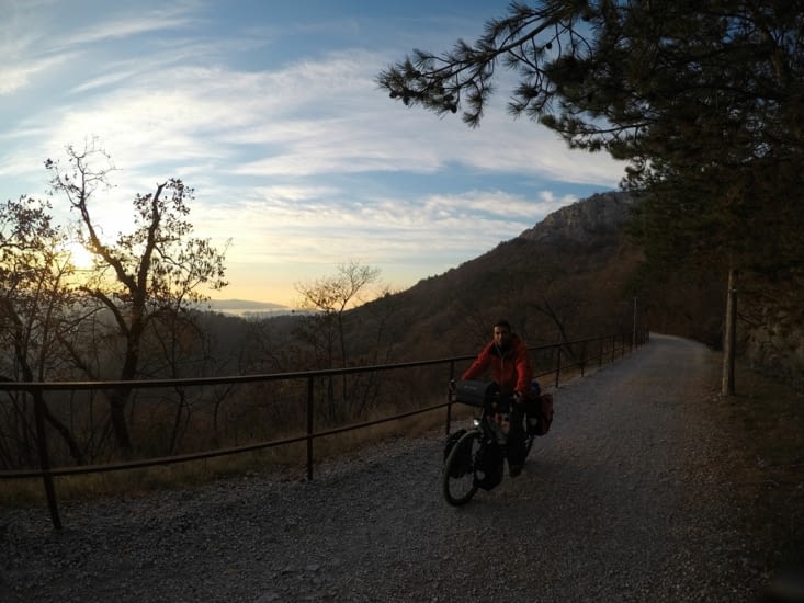 Piste cyclable propice au bıvouac avant la frontiere Italie-Slovenie