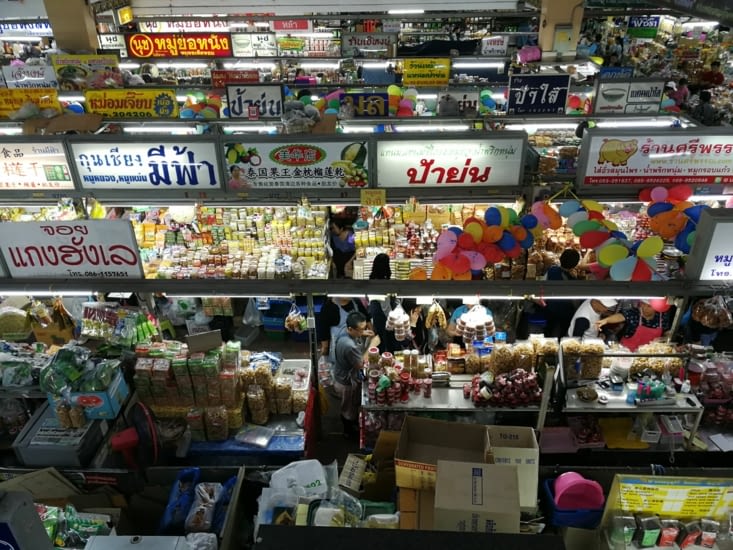 Le marché typique de Warorot, situé dans le quartier chinois