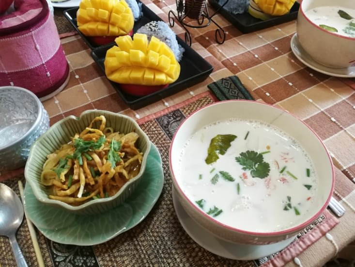 Soupe de nouilles Khao Soi, soupe Tom Kaa Gai au lait de coco et Mango Sticky Rice