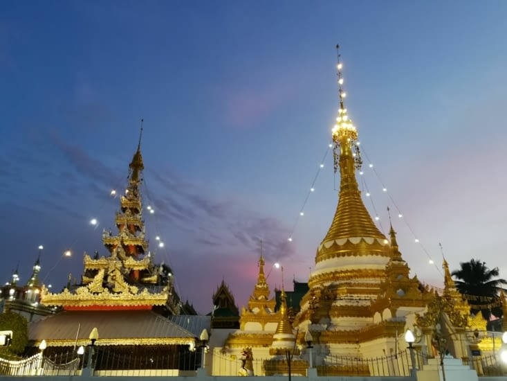 Le temple illuminé de Wat Chong Klang