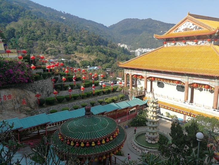 Le majestueux temple chinois Kek Lok Si, situé au sommet d'une colline