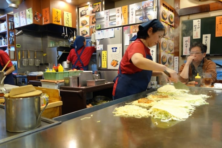 Okonomiyaki chez Okonomi-mura, une institution à Hiroshima