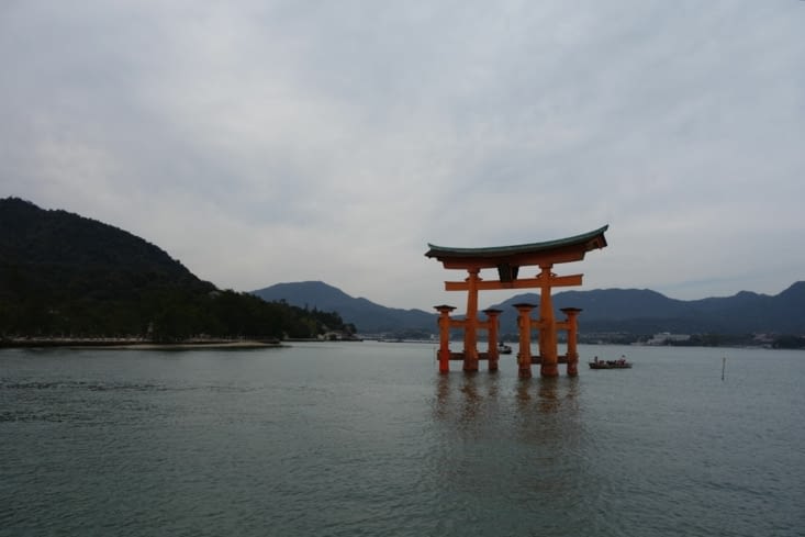 Le grand torii flottant du sanctuaire d'Itsukushima
