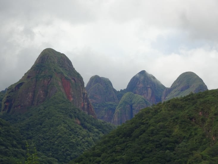 Les montagnes assez marquées et dans les nuages