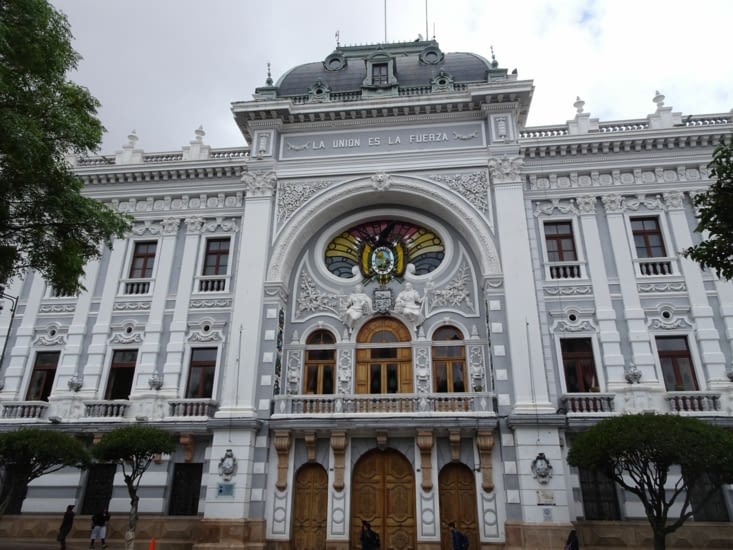 Place centrale, tous les batiments en blanc