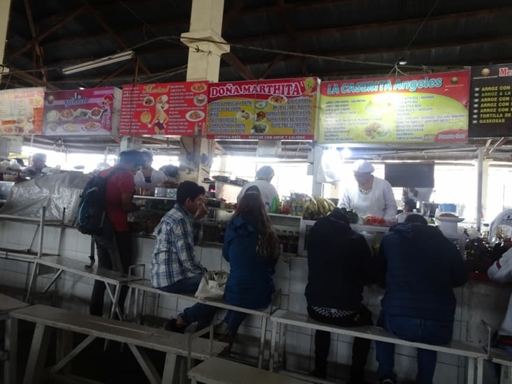Le menu du midi au marché en compagnie des locaux : 2€ ^^