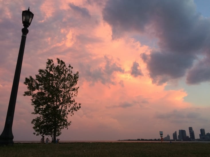 Repos sous un couché de soleil magnifique