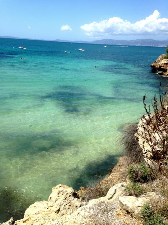 Il suffit juste de marcher sur les roches jusqu'à trouver un endroit isolé pour profiter.