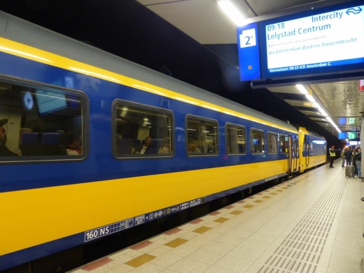 Nous avons pris le train pour rejoindre l'appartement depuis l'aéroport de Schiphol
