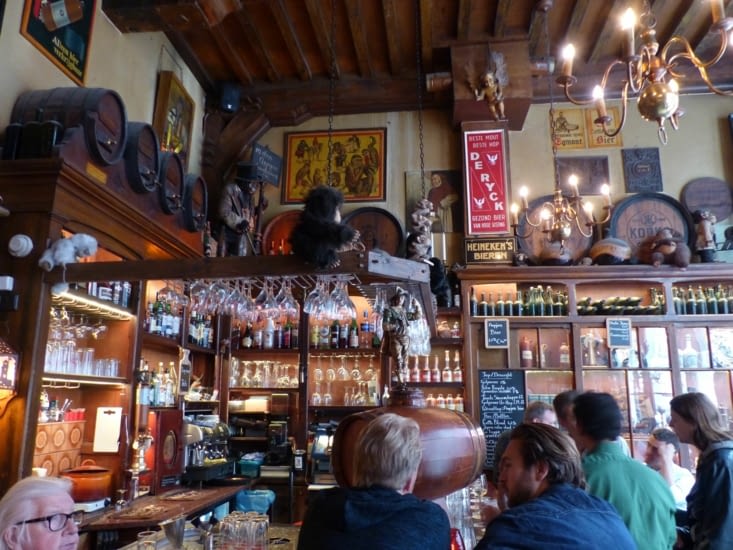 Une bonne bière dans l'une des deux dernières maisons en bois de la ville.