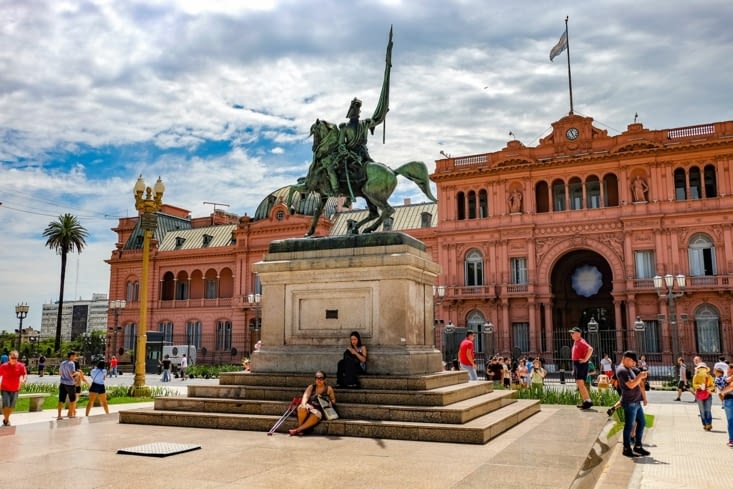 Derrière la statue, la Casa Rosada où siège la Présidence de la République d'Argentine