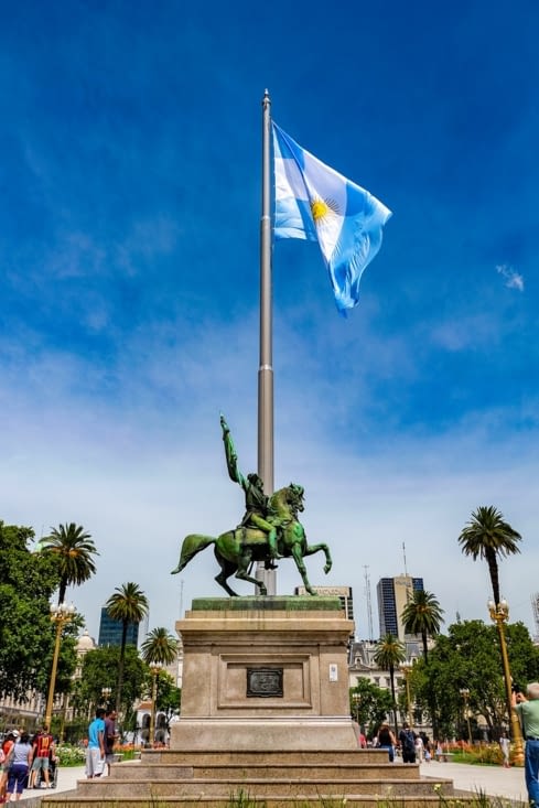 Une statue du général Manuel Belgrano, le créateur du drapeau de l’Argentine