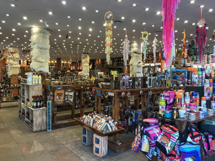 Les énormes boutiques de souvenirs
