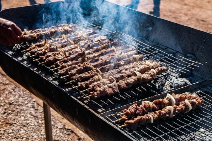 Sur la route retour - des brochettes de lama, miam !