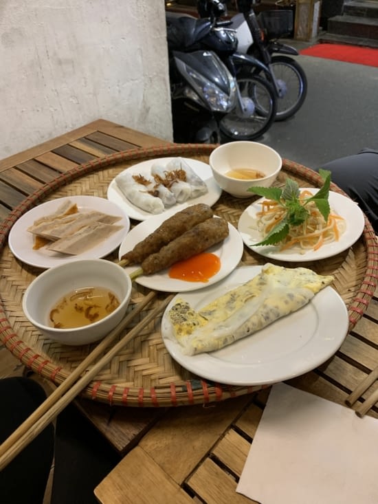 Banh cuon, omelette aux champignons noir, brochettes de porc à la citronnelle