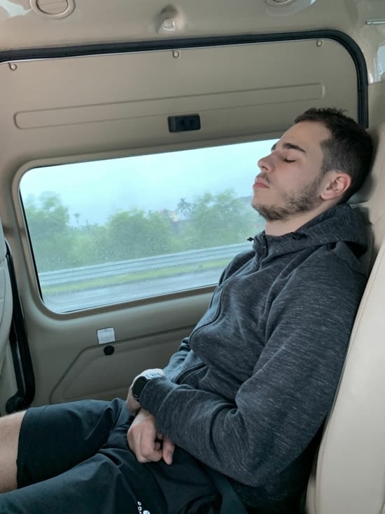 Jordan pratiquant la sieste pendant le trajet ! Indispensable